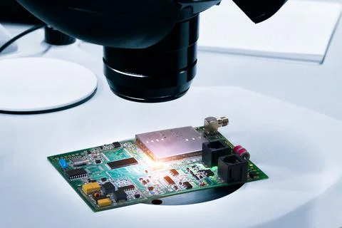 Chip testing equipment. Manufacturing of microchips. A close-up study of a te Foto stock