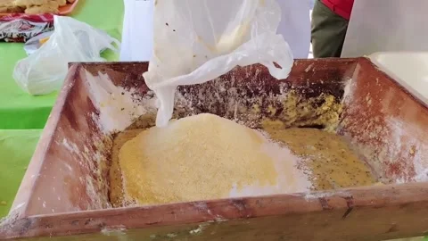'Chipa Apo,' the Guaraní-origin bread roll that marks the start of Holy Week in  Vídeo Stock 331894660