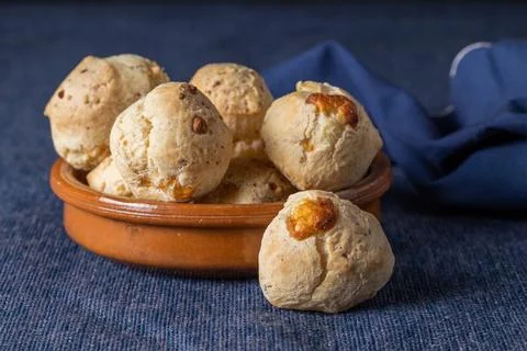 Chipa, typical Paraguayan cheese bread on blue tablecloth. Stockfoto's