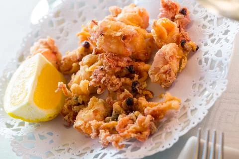 Chipirones, battered fried baby squid Foto stock