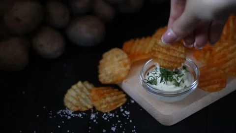 Chips and garlic sauce 库存影片 86422733