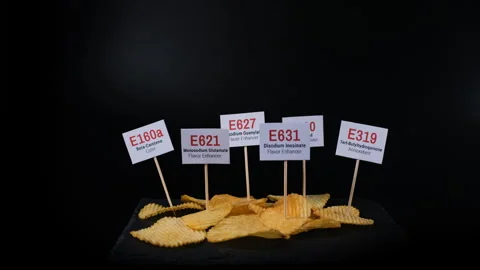 Chips carrying additive risk markers on slate Vidéo 345109414