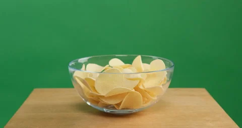 Chips fill a plate, green screen Stockbeeldmateriaal 154132596