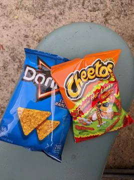 Chips at park bench. Stock-Fotos