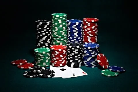 Chips for poker with pair of aces Foto stock