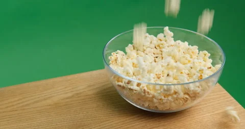 Chips pouring into a plate 库存影片 154100620