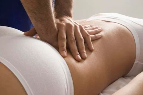 Chiropractor adjusting woman's back Foto stock