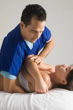 Chiropractor adjusting woman's back Foto stock