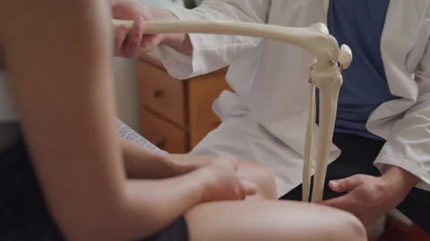 Chiropractor Explaining Joint Features and Functions to a Patient 動画素材 208758963