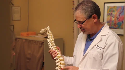 Chiropractor explains spine to patient Video stock 26827930