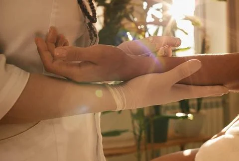 Chiropractor inserts acupuncture needle into patient's hand. Acupuncture tr.. Foto stock