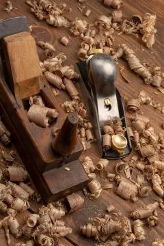 Chisel and small block plane with wood shavings Foto stock
