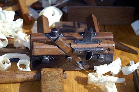 Chisel and small block plane with wood shavings. Carpenter cabinet maker hand Stock-Fotos