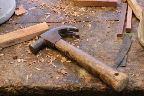 Chisel and small block plane with wood shavings. Carpenter cabinet maker hand Foto stock
