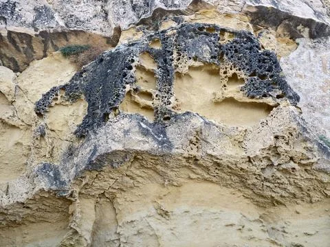 Chiseled limestone with weather patterns, Cosmic erosion reveals textured Foto stock