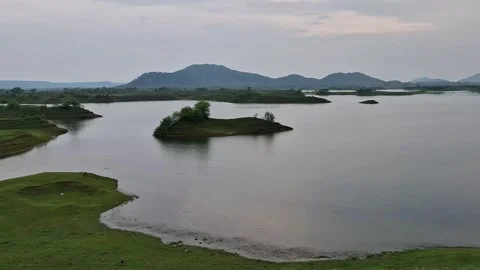Chitrakoot, Uttar Pradesh: Verdant Fields with a Quiet Water Pond Stock Footage 281497708