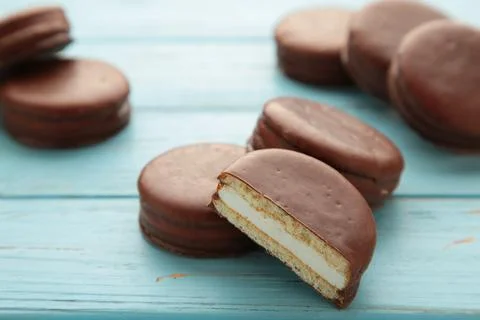 Choco pie chocolate coated snacks on blue wooden background. Foto stock