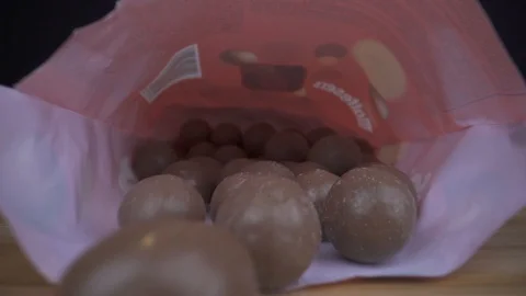 Chocolade candy bag Macro dolly in slowmotion 動画素材 124018145