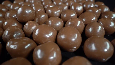 Chocolate balls on a black background Vídeo Stock 129462514