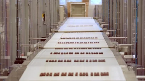 Chocolate bar production line with icing and liquid filling Vídeos de archivo 323354808