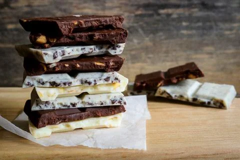 Chocolate bar stack on wooden background. Foto stock