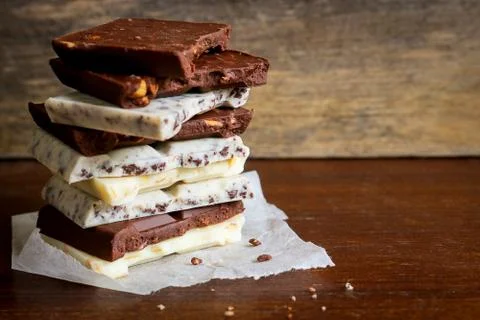 Chocolate bar stack on wooden background. Foto stock
