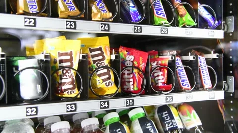 Chocolate bars in snack vending machine 스톡 동영상 237462502