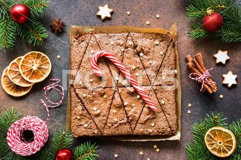 Chocolate brownies with candy cane and festive Christmas decorations. Stock-Fotos