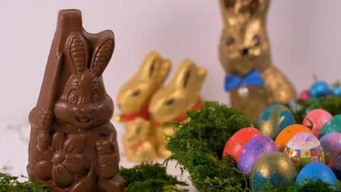 Chocolate Bunnies and Easter Eggs Rotating On White Background Video stock 129049276
