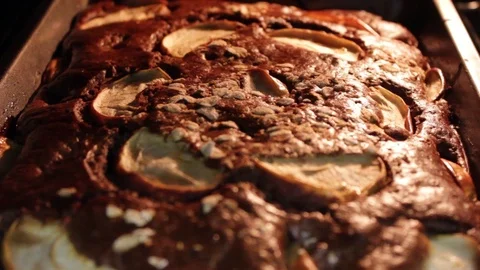 Chocolate cake with apples in the oven Video stock 117465144