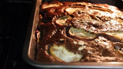 Chocolate cake with apples in the oven Video stock 117465791