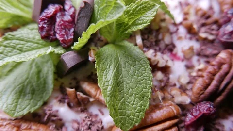 Chocolate cake with mint. 4K UHD Vídeos de archivo 73570668