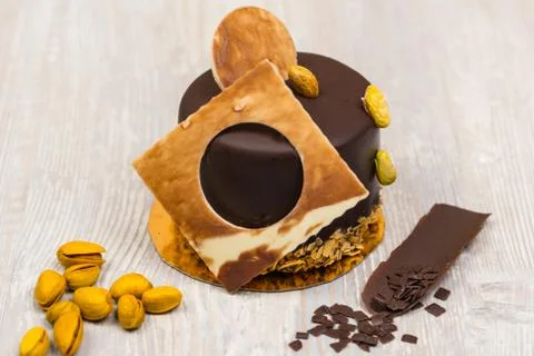 The chocolate cake with pistachios on the table Foto stock