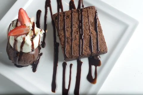 Chocolate cake served with two ice cream scoops. Foto stock