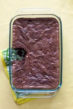Chocolate cake in serving dish with missing bite Foto stock