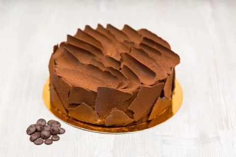 The chocolate cake on the table without spoons Foto stock