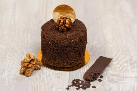 The chocolate cake with walnuts on the table Foto stock