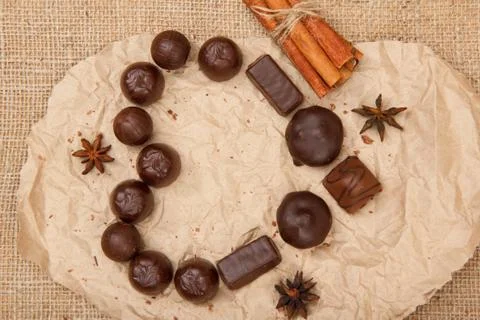 Chocolate candies rectangular and round shape put on pack paper in the form o Foto stock