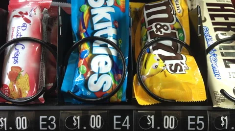 Chocolate candy coming from vending machine 库存影片 43120000