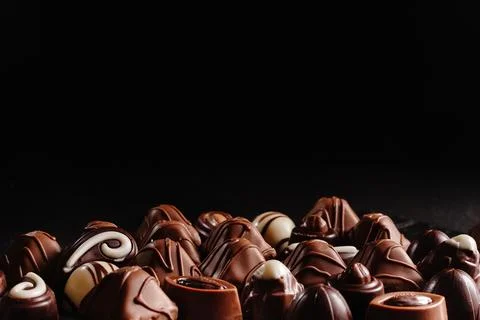 Chocolate candy on a dark background. Top view. Lots of different chocolates. An 库存照片