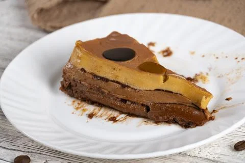 Chocolate Caramel Flan Slice on Rustic Plate Foto stock