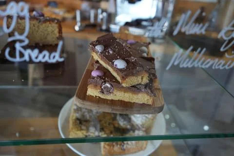 Chocolate Caramel Shortbread Bars With Mini Eggs In A Barlow Cafe, North East 스톡 사진