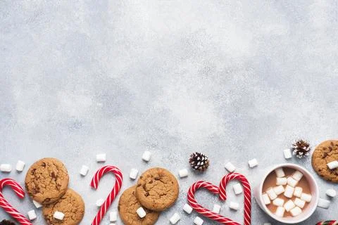 The chocolate chip cookie, Christmas cane caramel Cup cocoa and marshmallow.. Foto stock