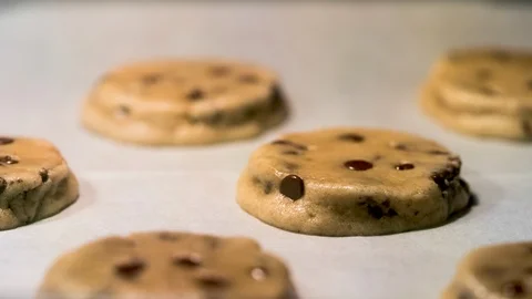 Chocolate Chip Cookie Time Lapse Baking With Camera Pan Stockbeeldmateriaal 99295644
