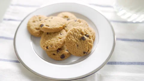 Chocolate chip cookie on white plate Video stock 147962426