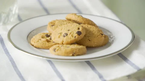 Chocolate chip cookie on white plate Video stock 147962495