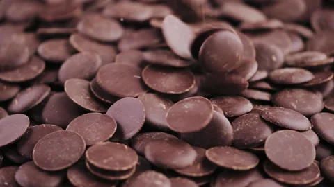 Chocolate chips falling, close-up. Vídeo Stock 145344299