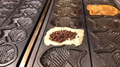 Chocolate chips filling in fish waffle mold, Thailand 스톡 동영상 344373366