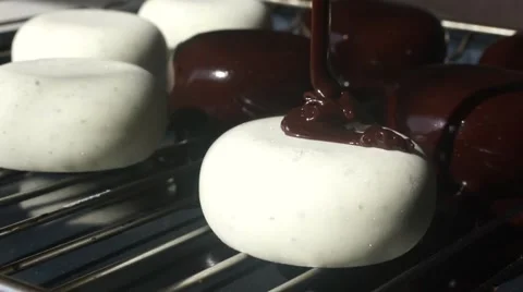 Chocolate coating is poured on the cake Vidéo 62812244