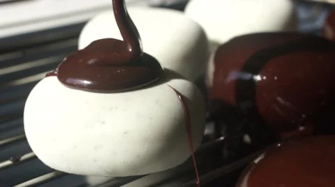 Chocolate coating is poured on the cake Vidéo 62812246